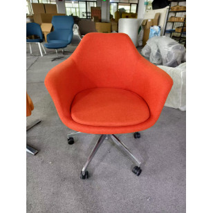 北歐風帶輪滑軟墊金屬腳休閒沙發